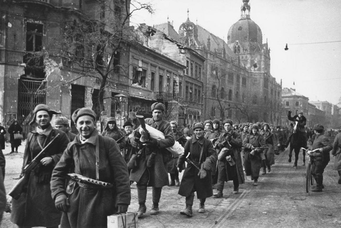 Des soldats soviétiques marchent à Budapest
