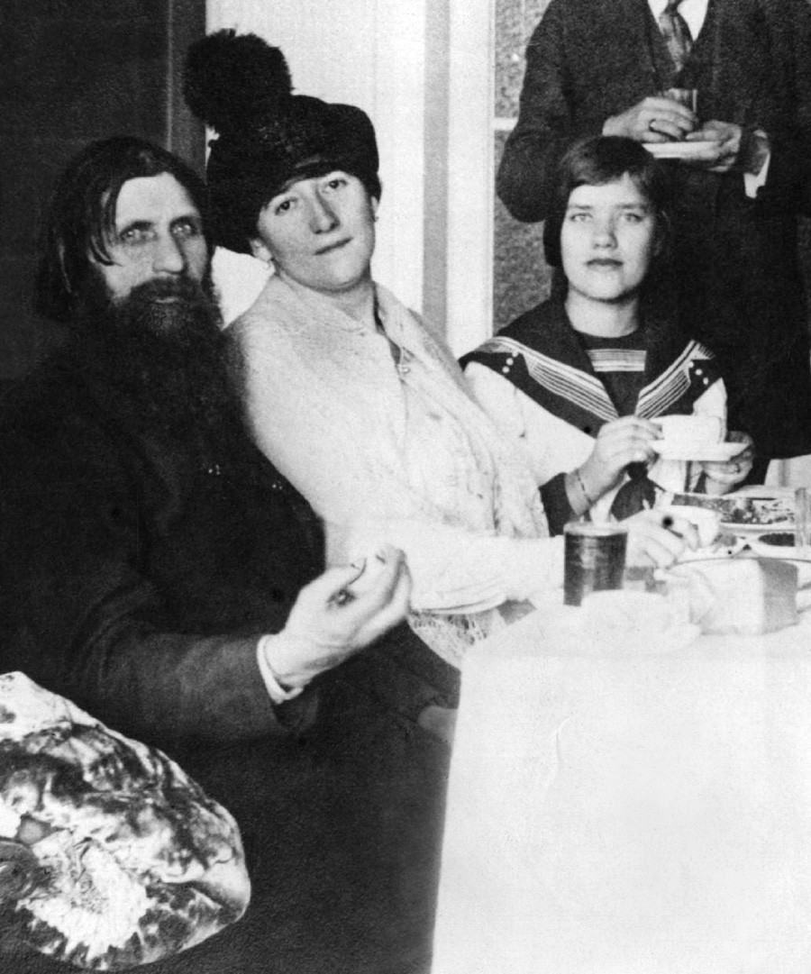Grigori Rasputin mit seiner Frau und seiner Tochter Matrjona, ganz rechts, 1911.