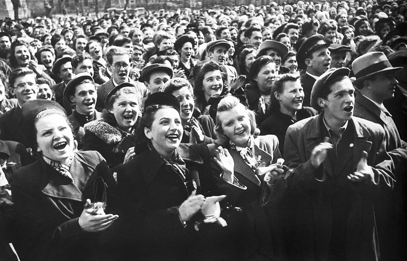 9 de maio de 1945. Estudantes na parada da vitória.