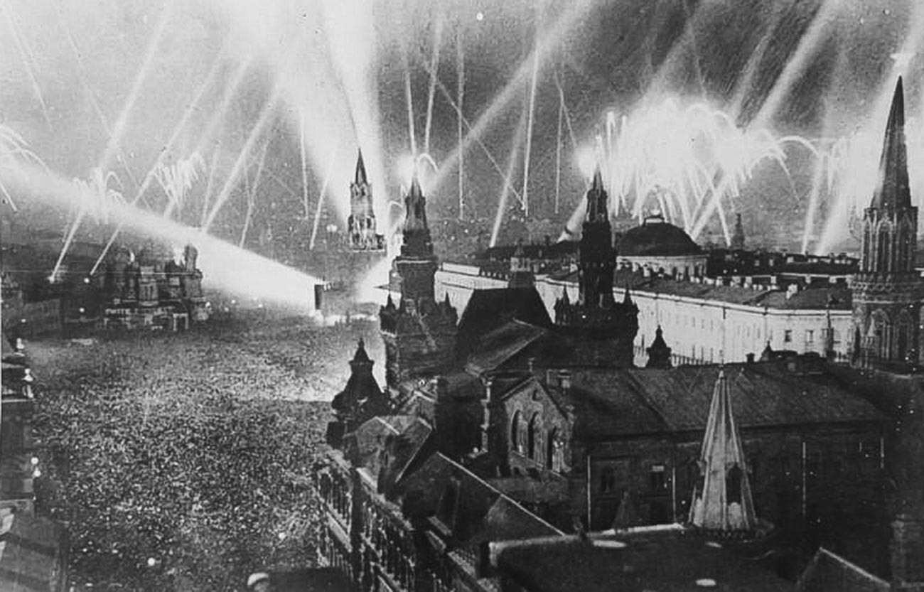 Fogos de artifício em celebração da Vitória em 9 de maio de 1945.