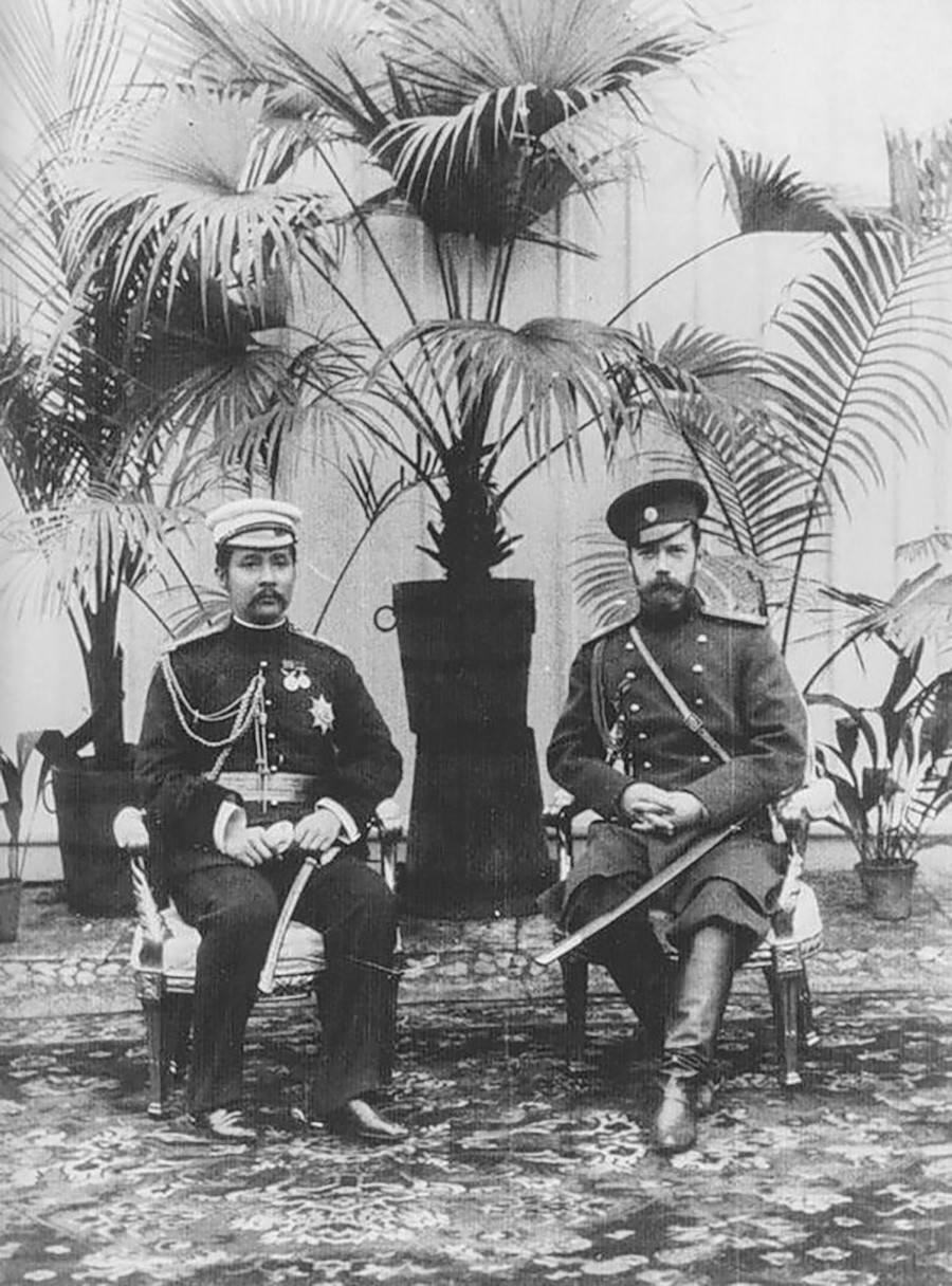 Чулалонгкорн са Николајем II за време свог првог великог путовања у Петергоф, Санкт Петербург, 1897.