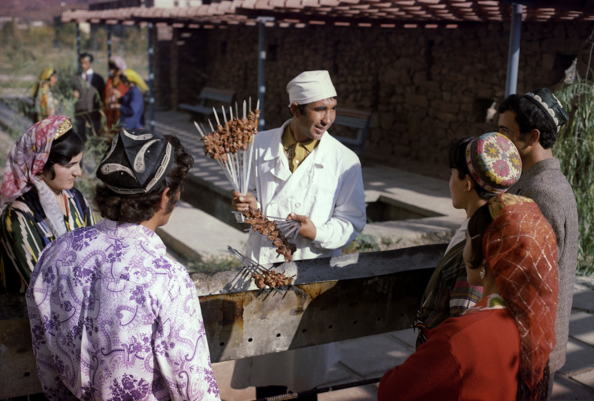 The Tajik SSR. A shashlik seller in the city of Nurek, 1973.