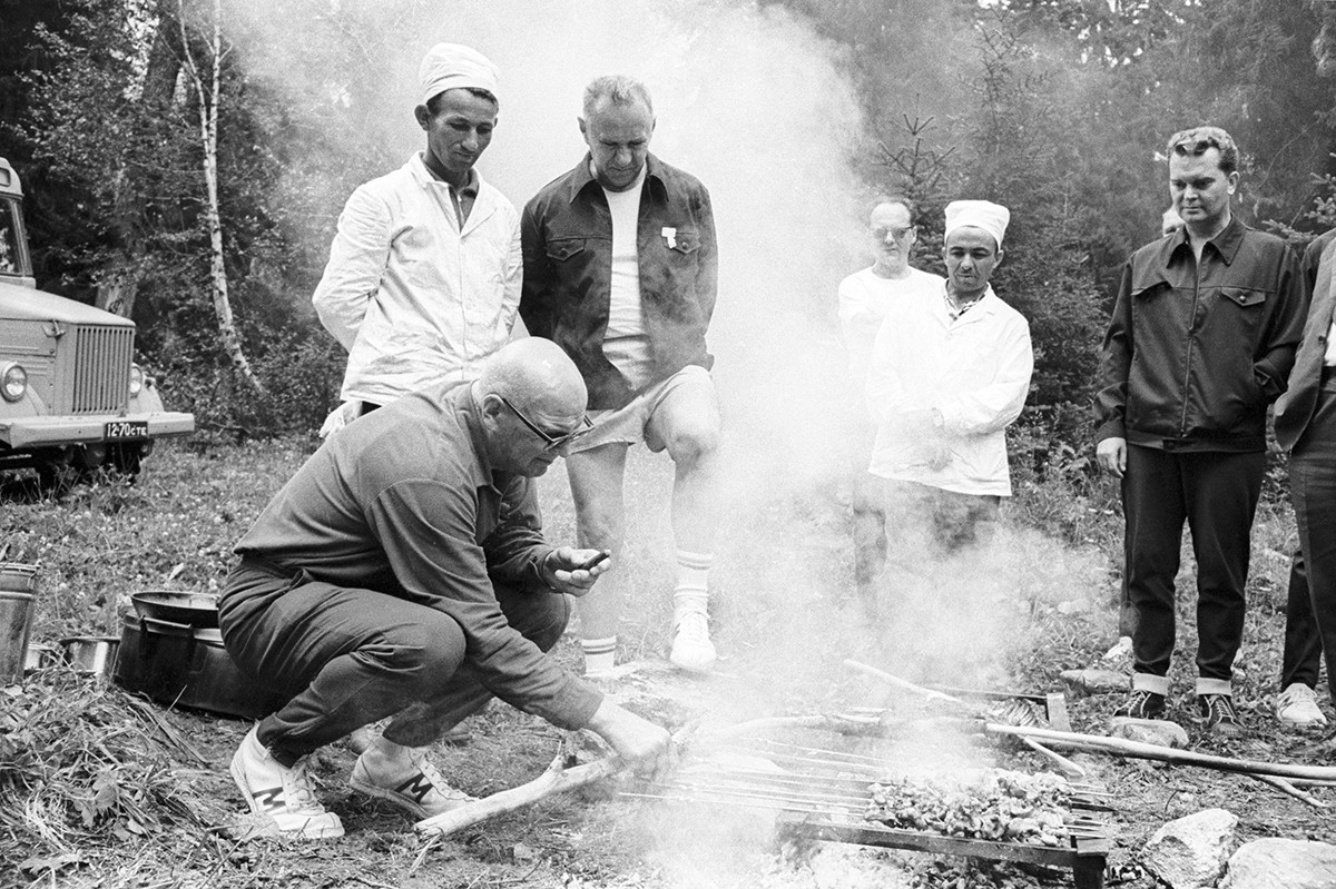 North Caucasus. Chairman of the Council of Ministers of the USSR Alexey Kosygin and President of Finland Urho Kekkonen grilling meat. 1969.