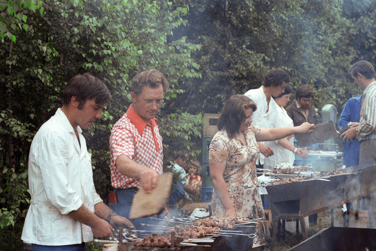 First German cosmonaut Sigmund Jähn making shashlik with Soviet friends in Star City outside Moscow. 1978. Just look how professionally he’s fanning the flames!