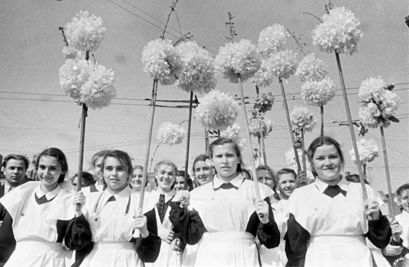 Schulmädchen bei einer Demonstration am 1. Mai in 1952.