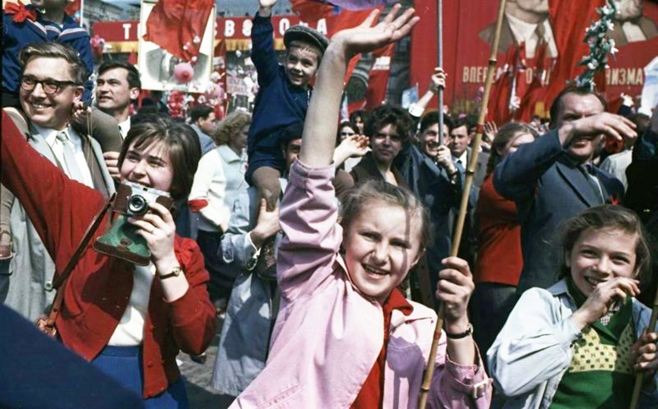 Jugend mit Bannern und Porträts von Wladimir Lenin, 1960.