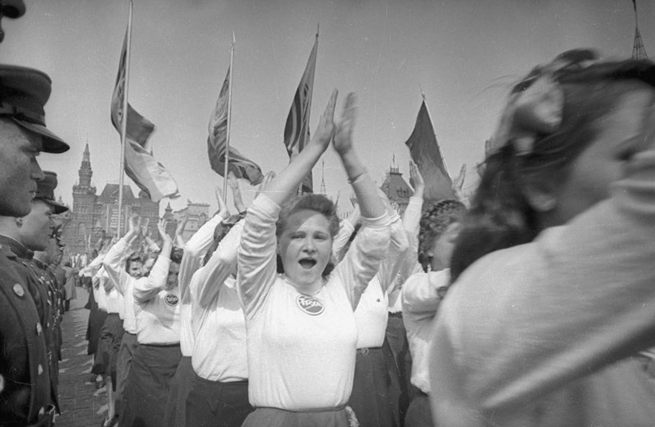 Colonne de femmes athlètes de la société «Troud» (Travail) sur la place Rouge, 1949
