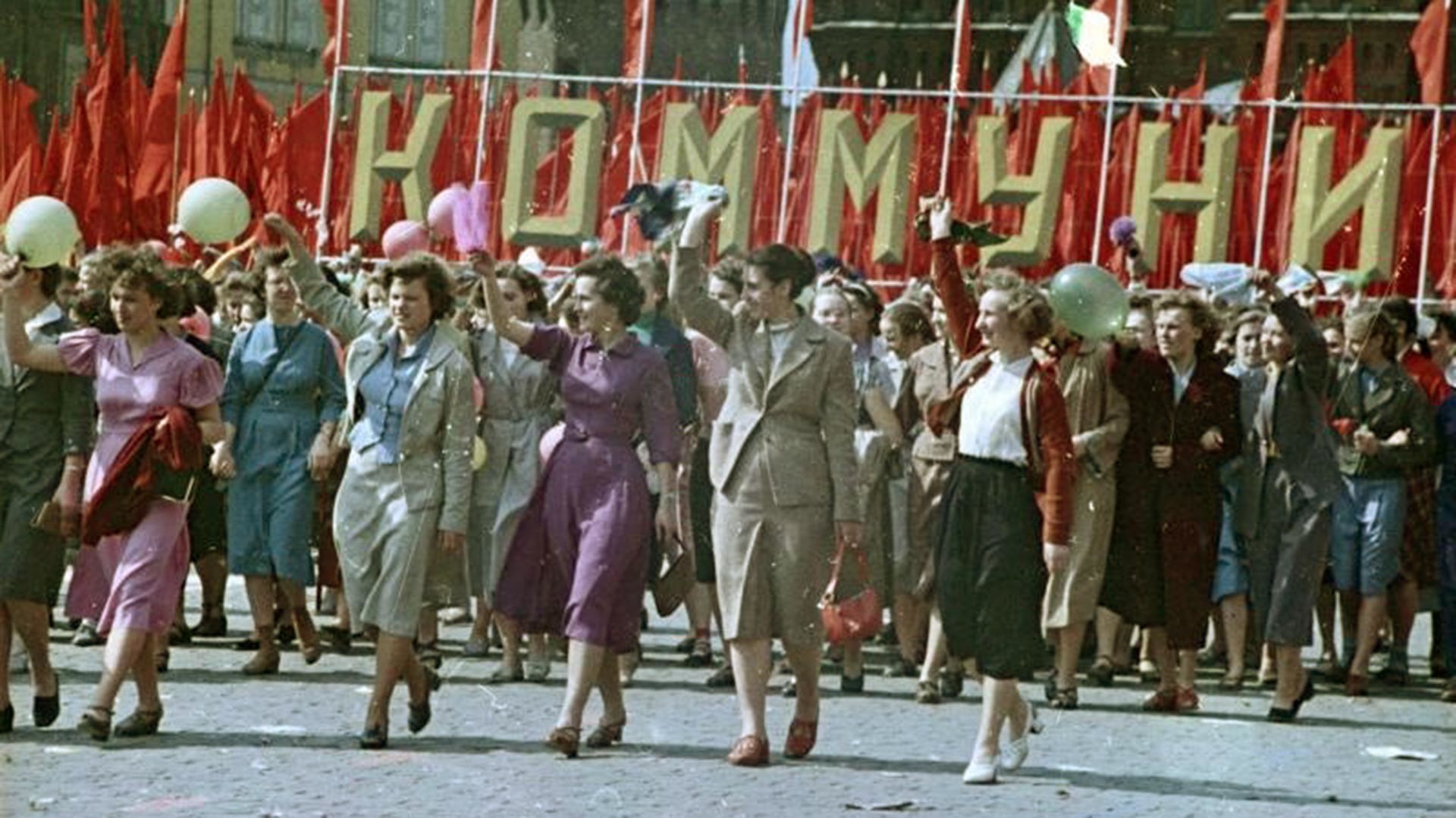 Jeunes filles soviétiques dans les rangs des manifestants, 1950
