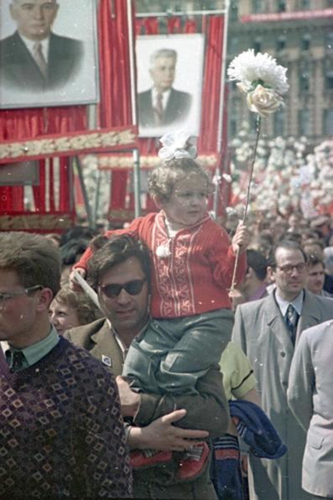 Un homme et sa fille lors d'une manifestation du 1er mai, 1950
