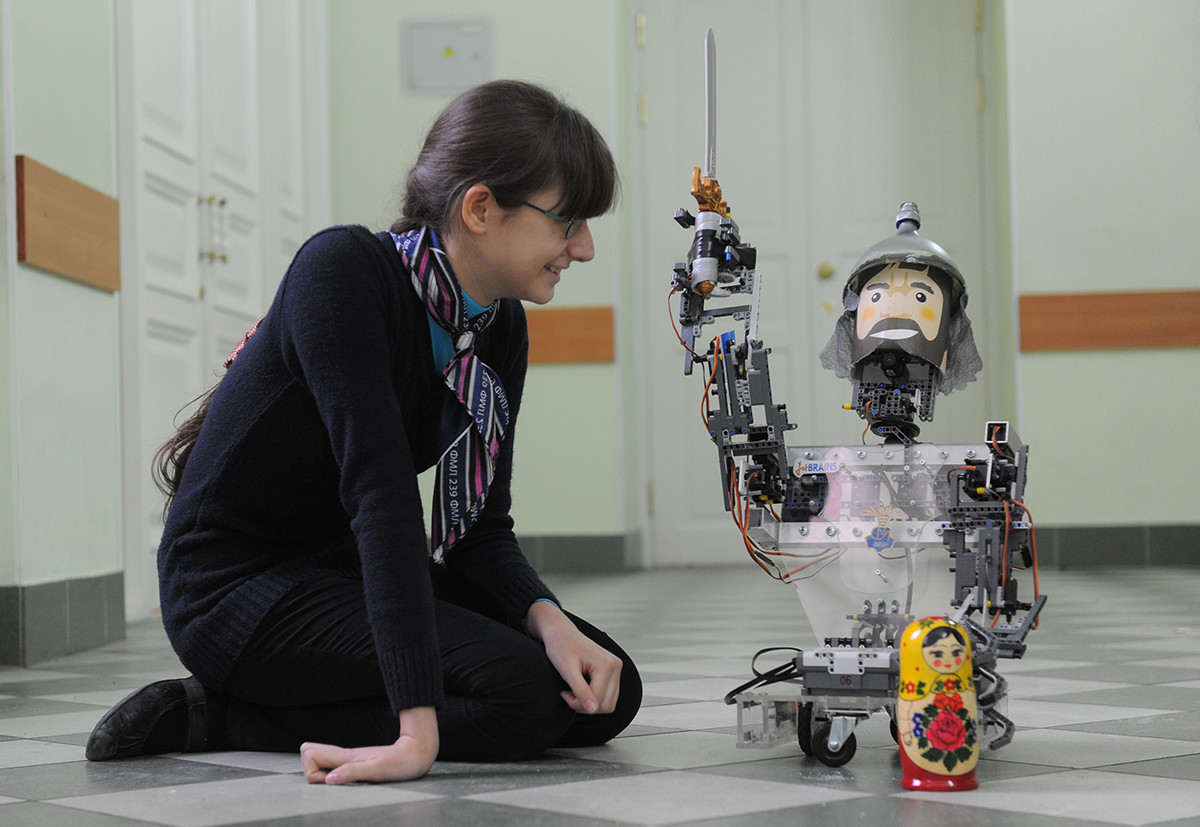 Une écolière de Saint-Pétersbourg étudiant la robotique
