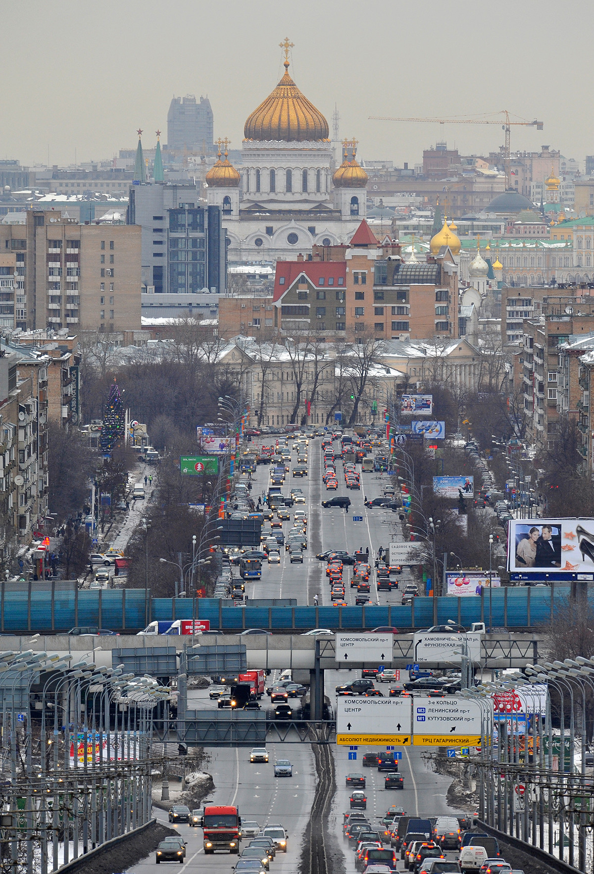La circulation dans Moscou. La cathédrale du Christ-Sauveur est visible en arrière-plan
