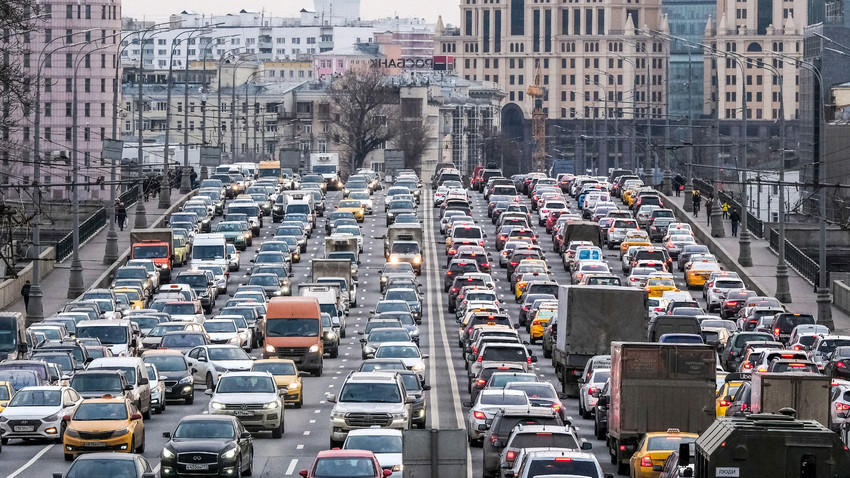 Autos bewegen sich langsam im Stau entlang einer Brücke im Zentrum Moskaus (6. März 2020).