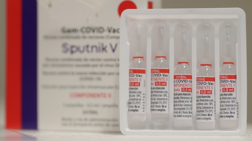 Frascos contendo vacinas Sputnik V feitos com ingredientes e tecnologia fornecidos pela Rússia são fotografados nas instalações da farmacêutica União Química, em Guarulhos