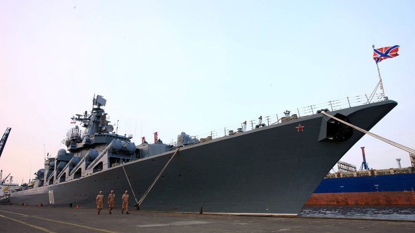 Kapal jelajah ‘Varyag’ milik Armada Pasifik Rusia bersandar di Tanjung Priok, Jakarta, 2017.