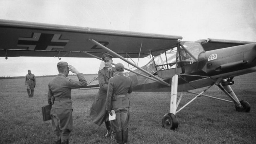 Nikolái Loshakov e Iván Denisiuk lograron escapar del cautiverio alemán en un avión Fi-156 ‘Storch’ que robaron.