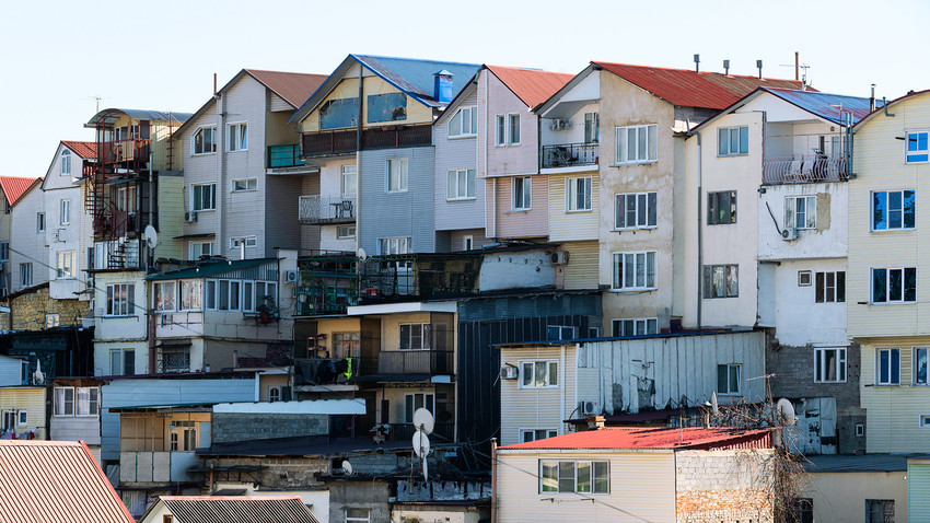 Район "жилых гаражей" на улице Голубые Дали в Адлерском районе города Сочи.