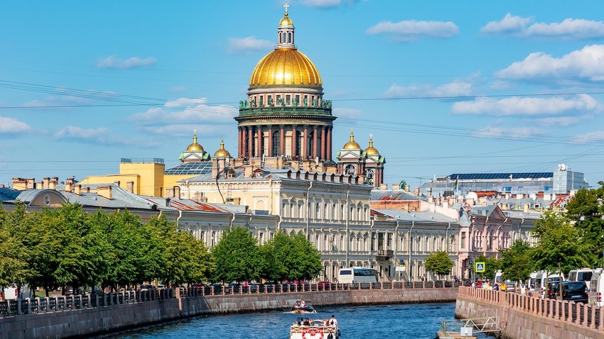 Kuppel der Isaakskathedrale und Mojka-Fluss, Sankt Petersburg, Russland.