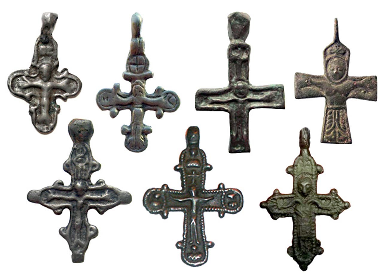 Cruzes russas antigas representando a crucificação, séculos 11-13.