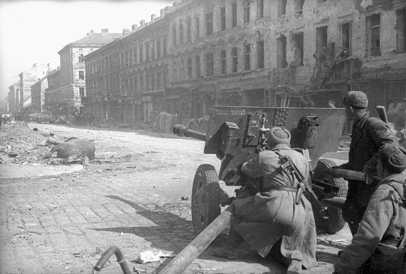 Mitrailleurs soviétiques à Budapest
