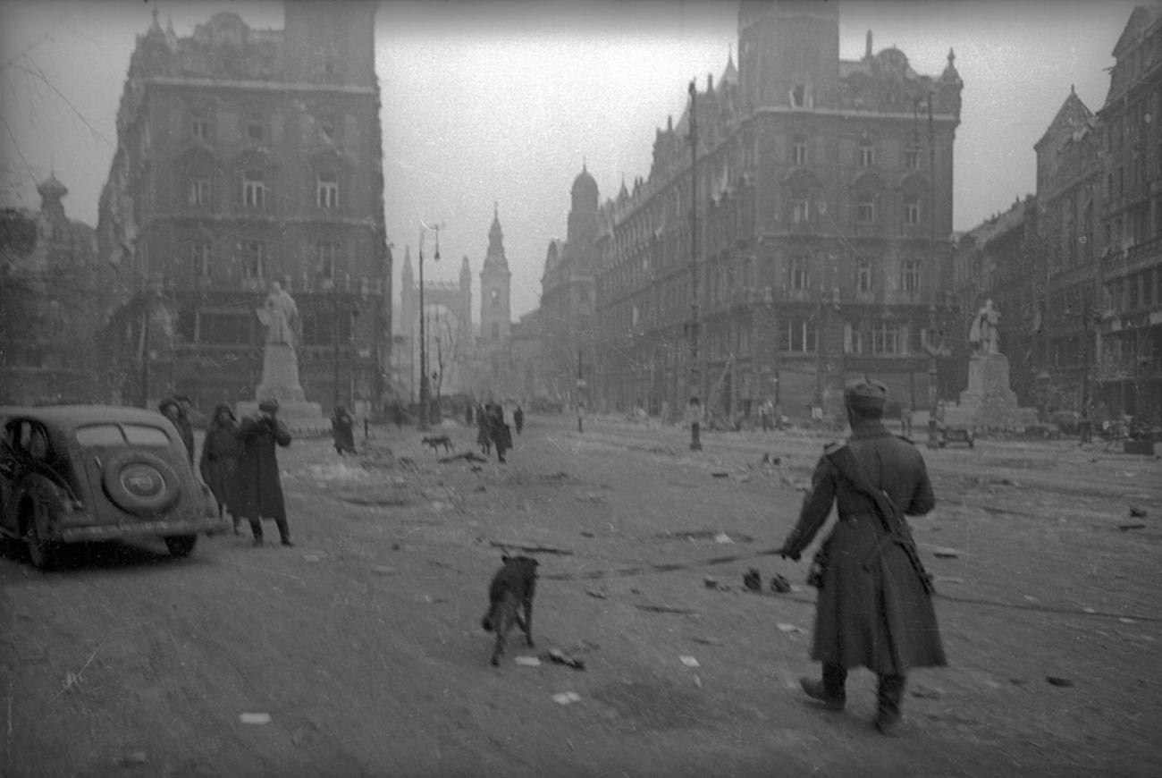 Des démineurs soviétiques travaillent dans les rues
