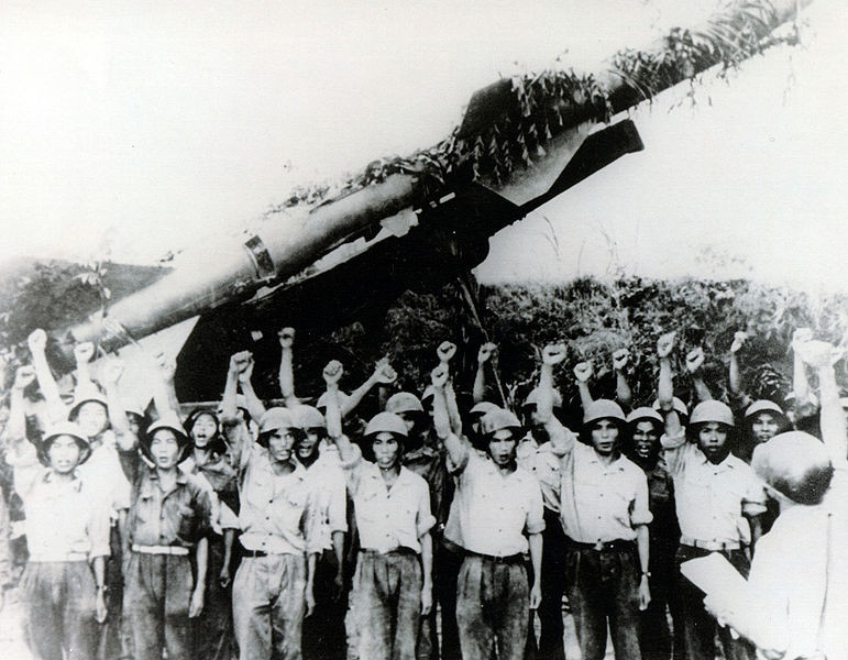 Operadores norvietnamitas s delante de un lanzador S-75.