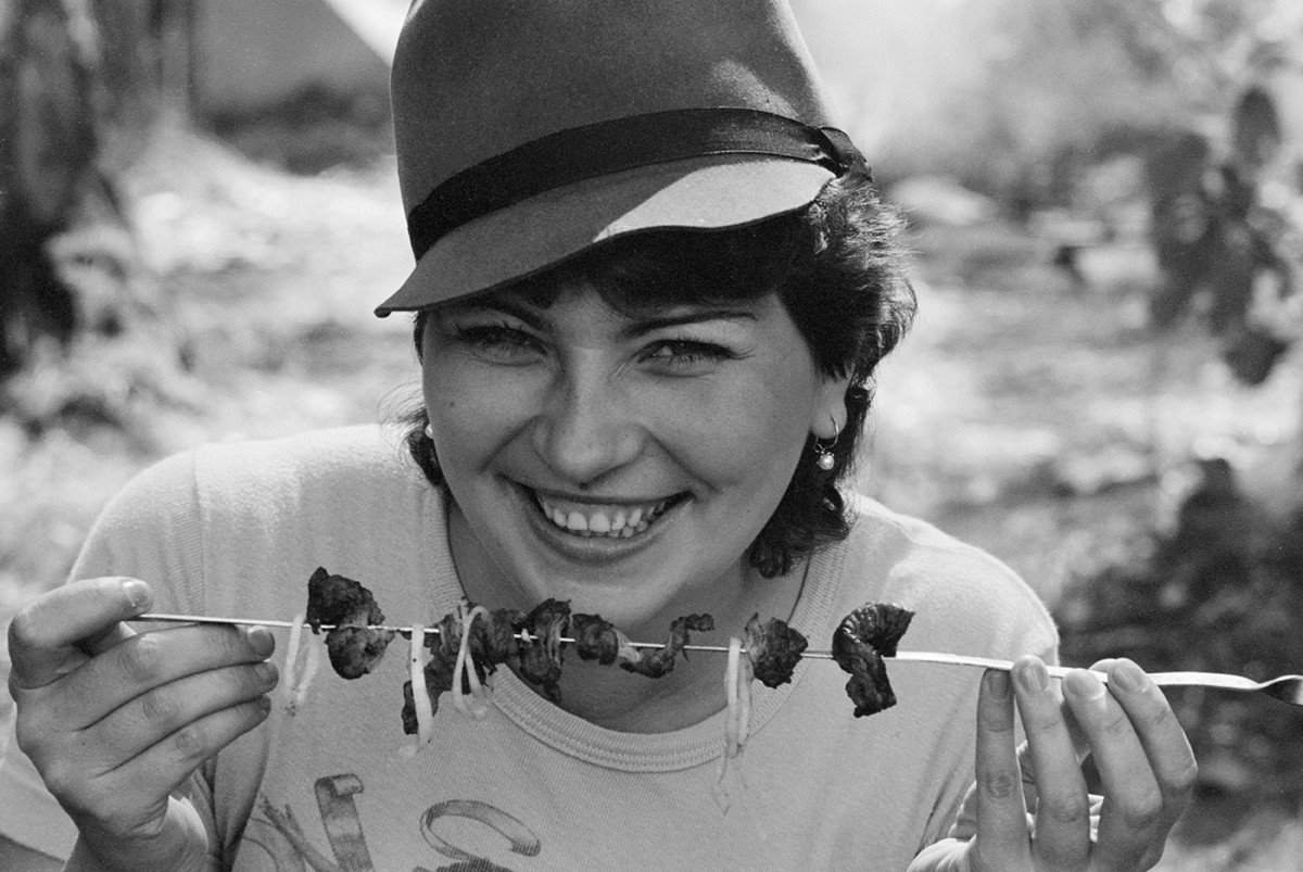 La moscovita Vera Sherbákova comiendo un shashlik, 1985
