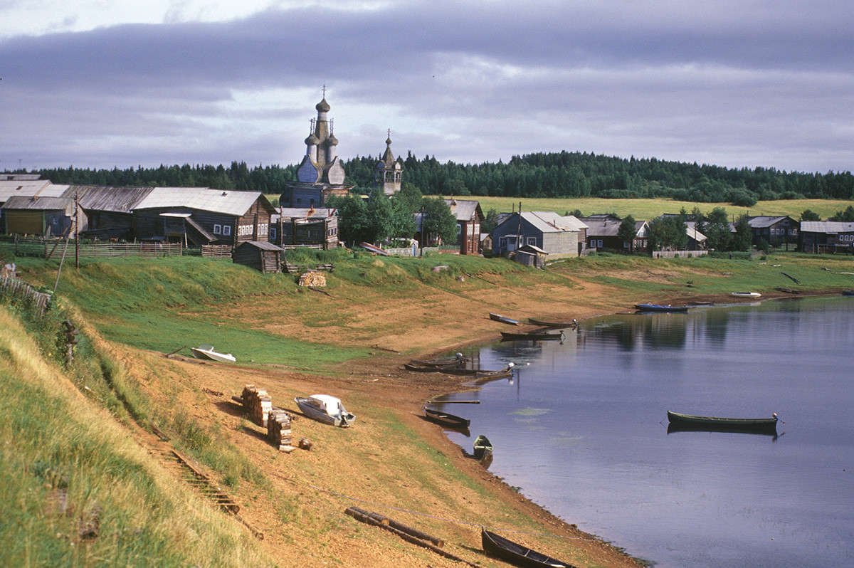 Panorama du village de Kimja avec la rivière Kimja. Vue vers l'église de l'Icône de la Vierge Hodegetria
