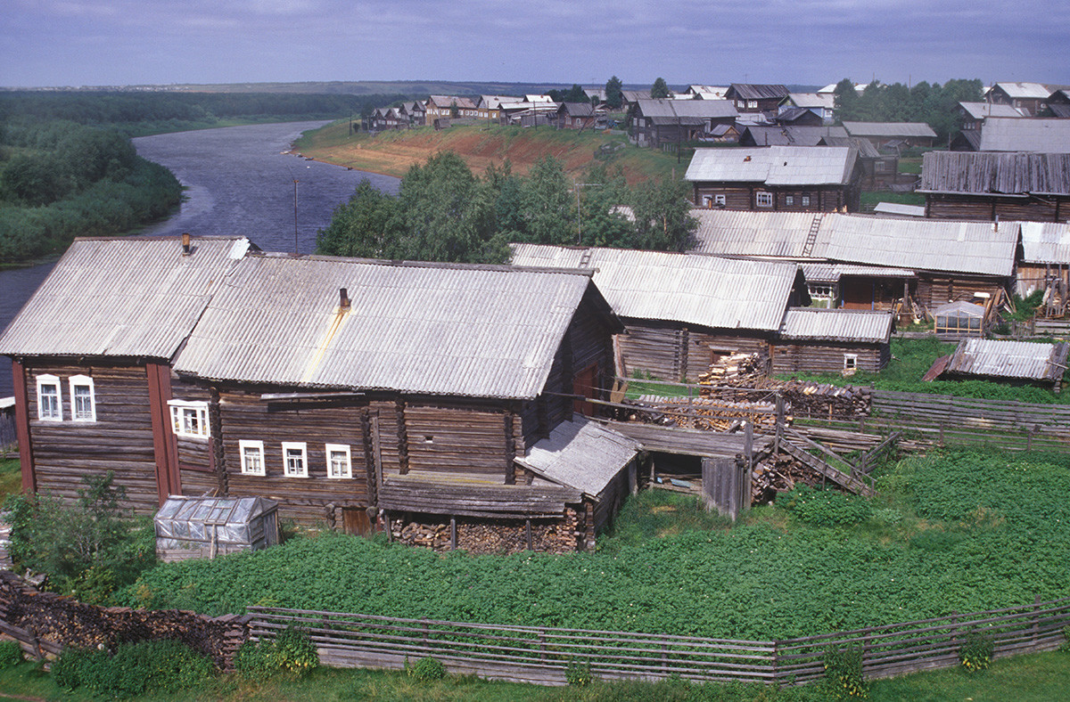 Village de Kimja. Vue depuis le clocher de l'église Hodegetria. À gauche : maison d'Elena Safonova. Arrière-plan : rivière Kimja