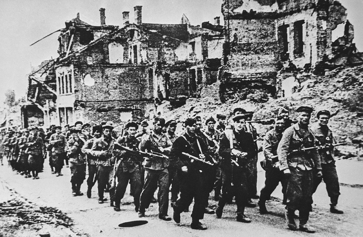 Партизани улазе у ослобођени Минск, јул 1944. године.