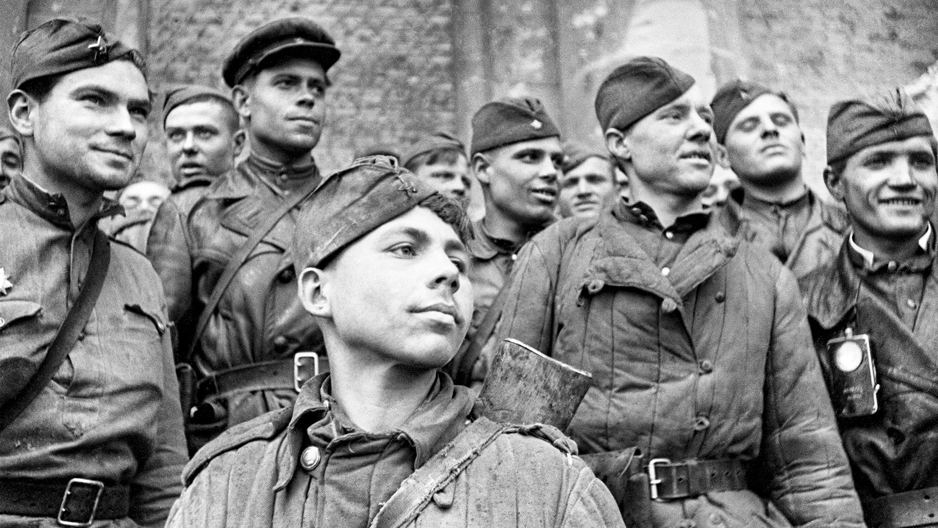 Бойцы взвода разведки 674-го стрелкового полка 150-й стрелковой Идрицкой дивизии, штурмовавшие Рейхстаг.