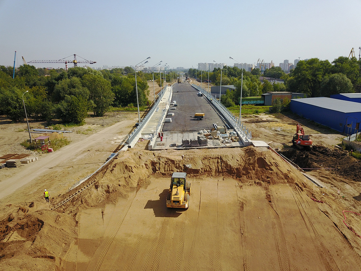 Die letzte Bauphase der Straßenüberführung zwischen der Juschnoportowaja-Straße und der 2. Juschnoportowij-Passage.
