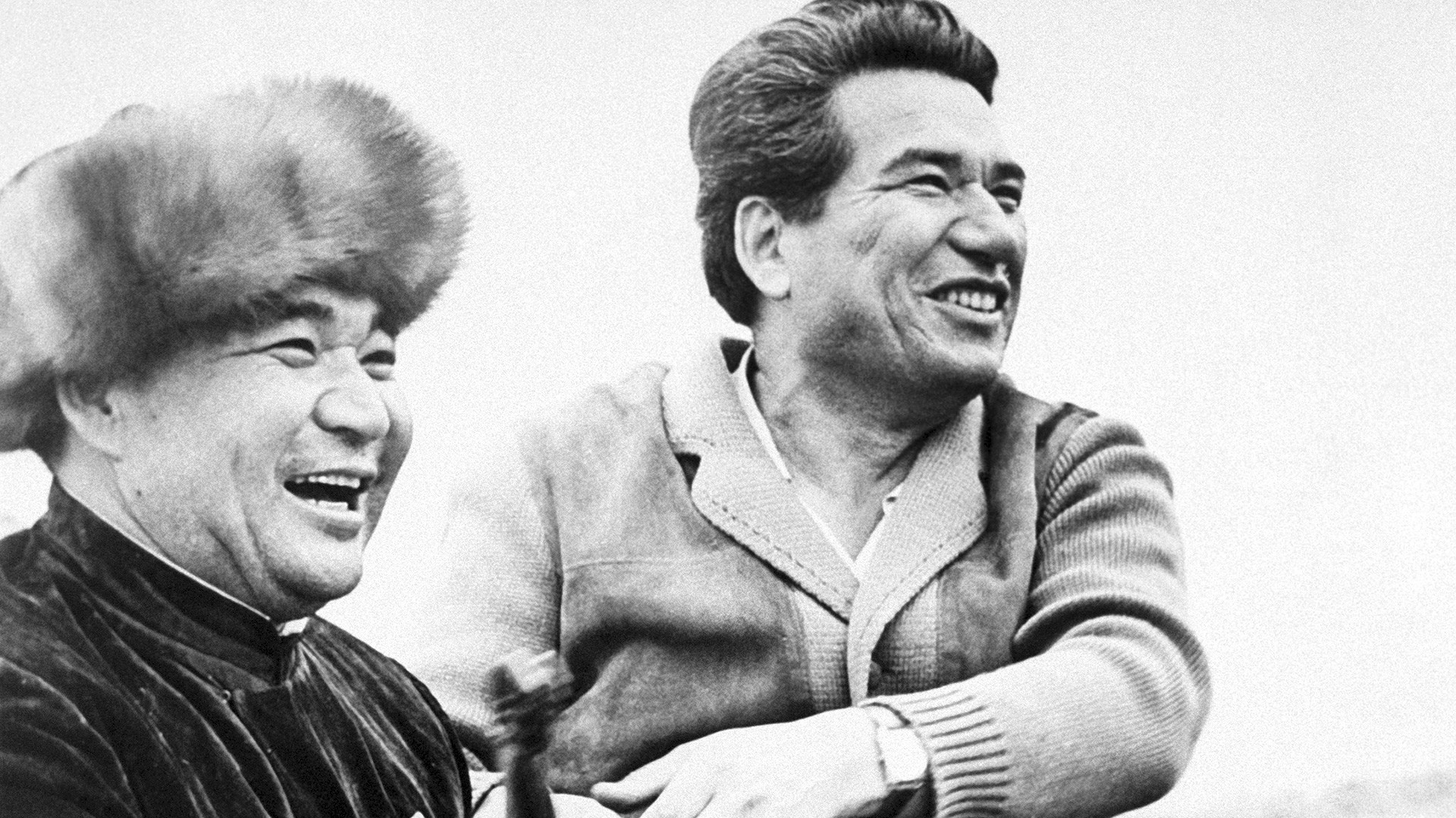Chingiz Ajtmatov (a destra) in Kirghizistan, 1973
