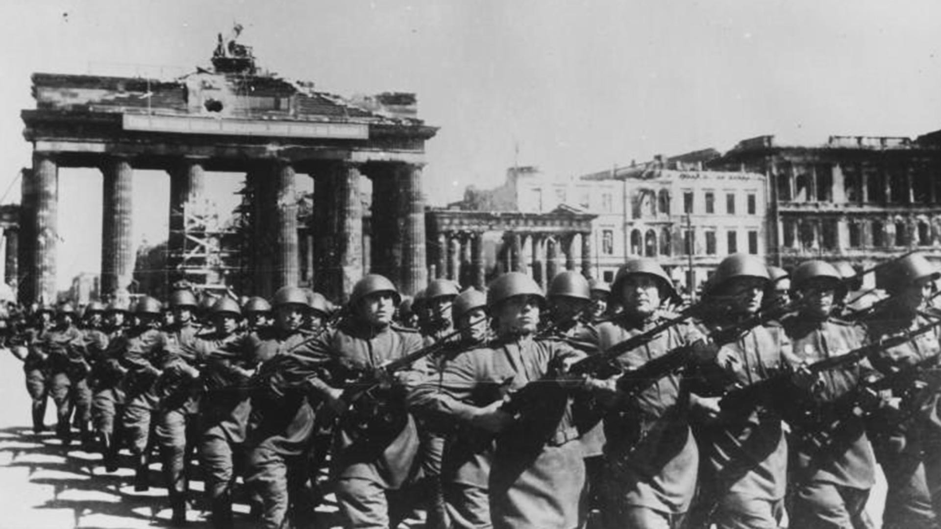 Sowjetische Truppen während der Siegesparade der Alliierten in Berlin.