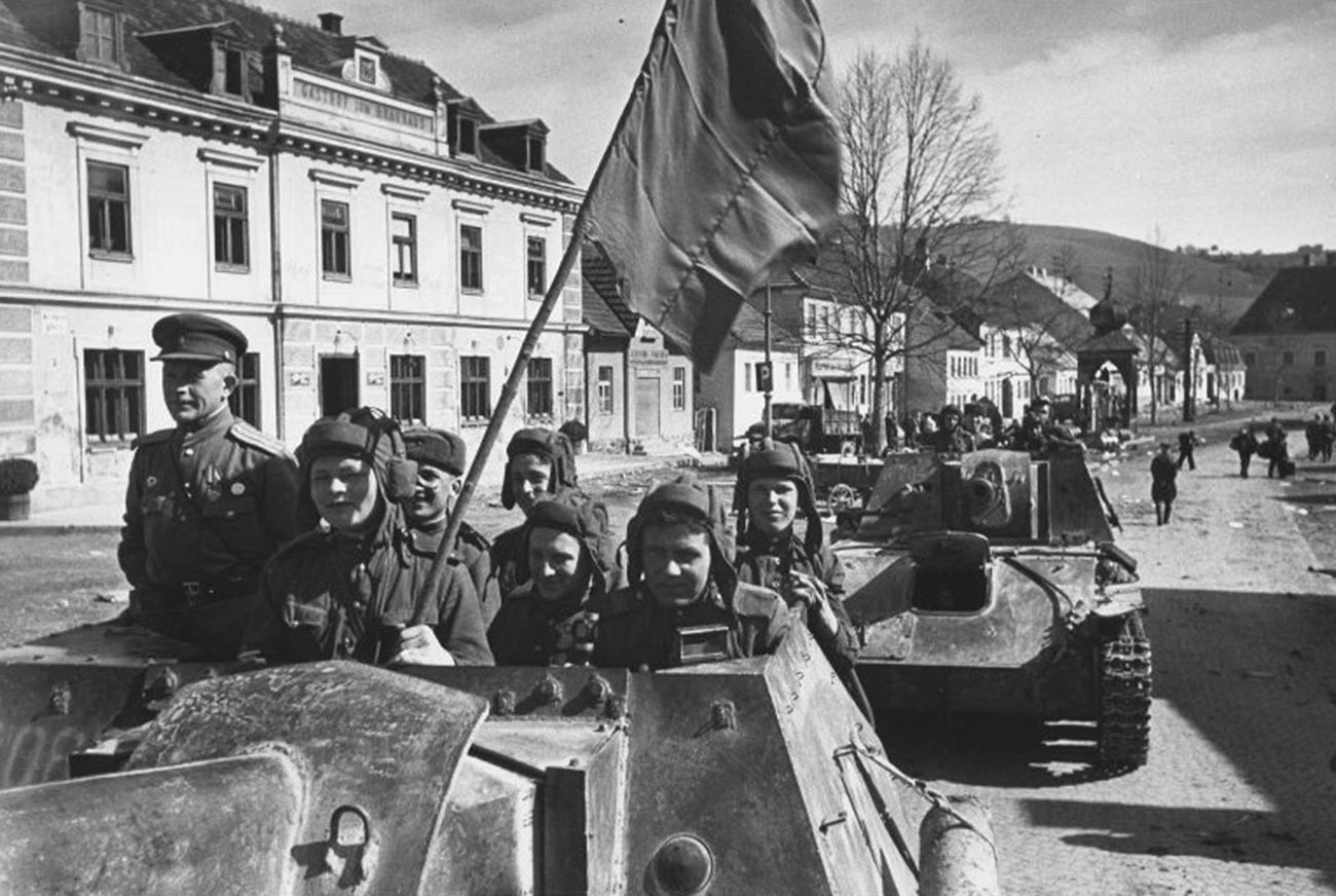 Des chars soviétiques dans la banlieue de Vienne
