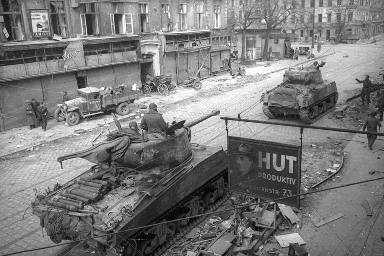 Des chars soviétiques entrant dans la ville
