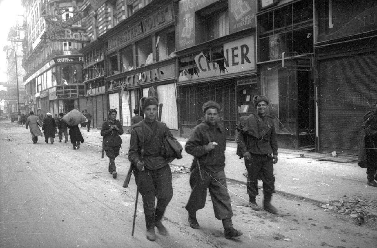 Des soldats de l'Armée rouge se promenant dans la Vienne libérée
