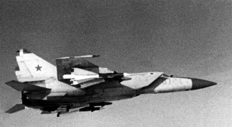 Vista lateral derecha de un avión interceptor soviético MiG-25 Foxbat armado con cuatro misiles aire-aire AA-6 Acrid.