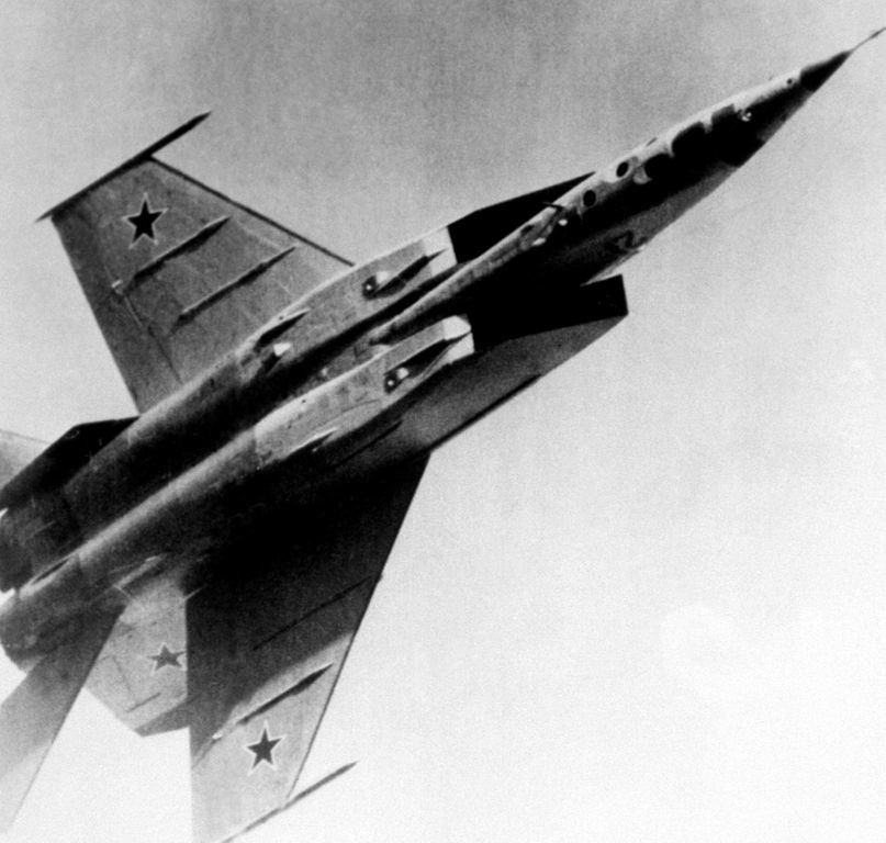 Toma de la parte inferior de un MiG-25. 1982.