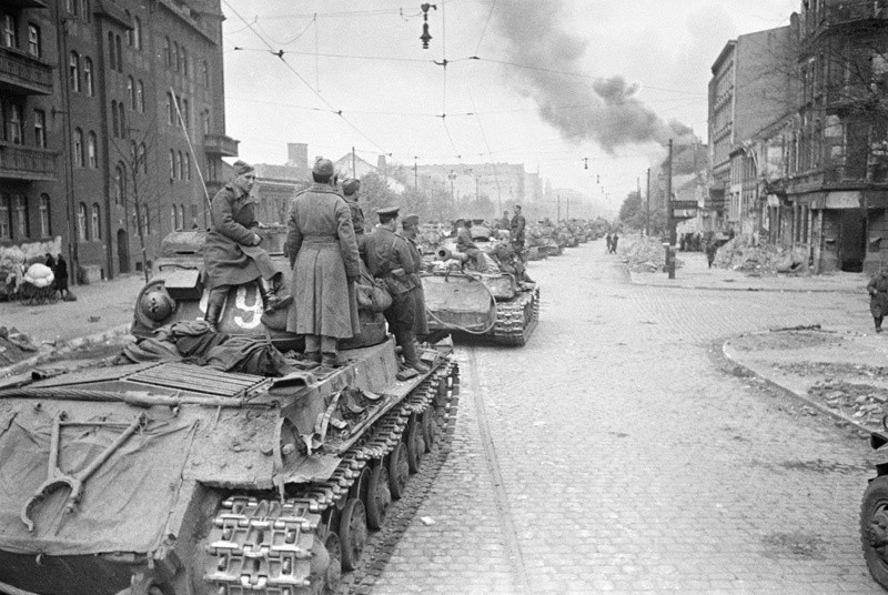 Des chars soviétiques entrant dans Berlin
