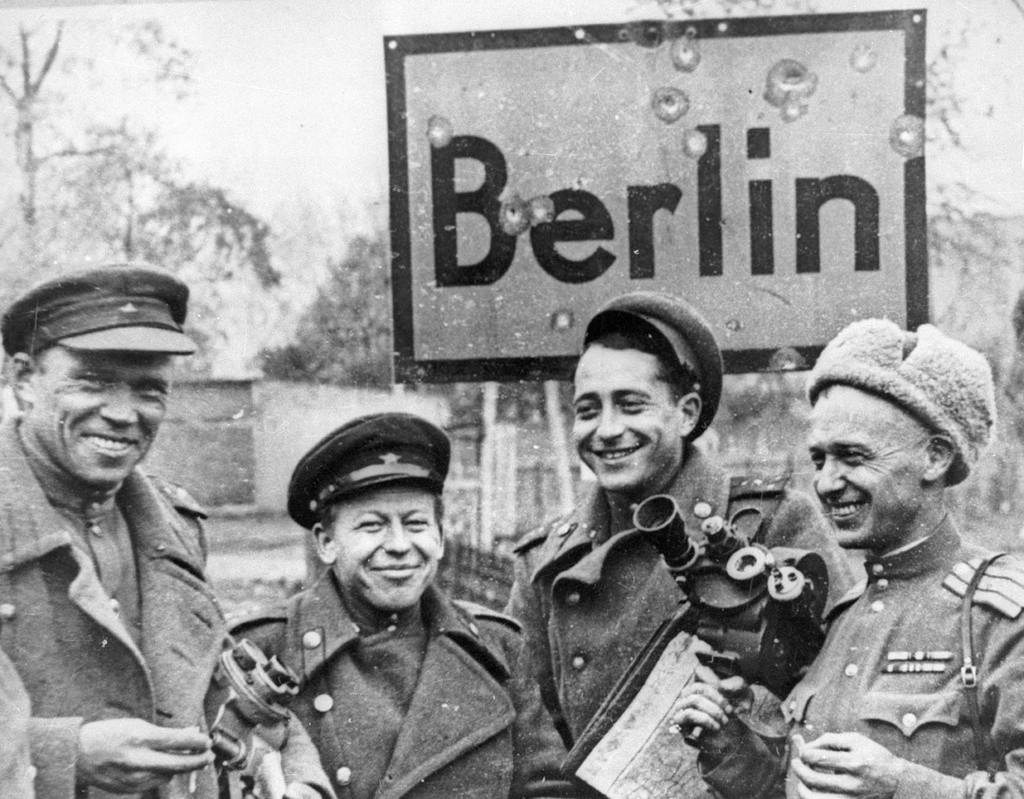 Des cameramen soviétiques en train de savourer la victoire
