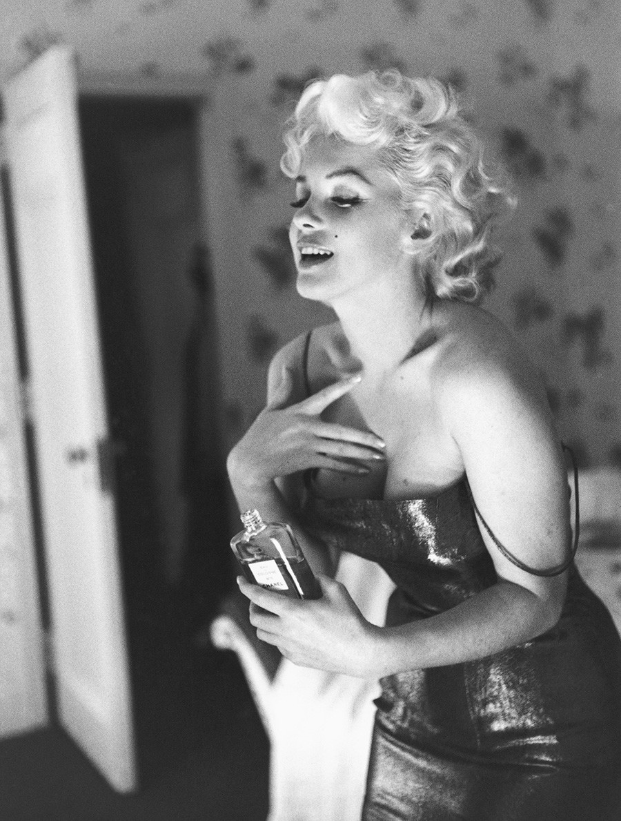 Marilyn Monroe in posa con una boccetta di Chanel N° 5
