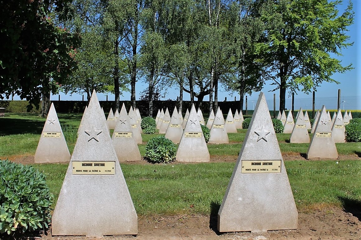 Tombes des citoyens soviétiques au cimetière de la commune française Noyers-Saint-Martin