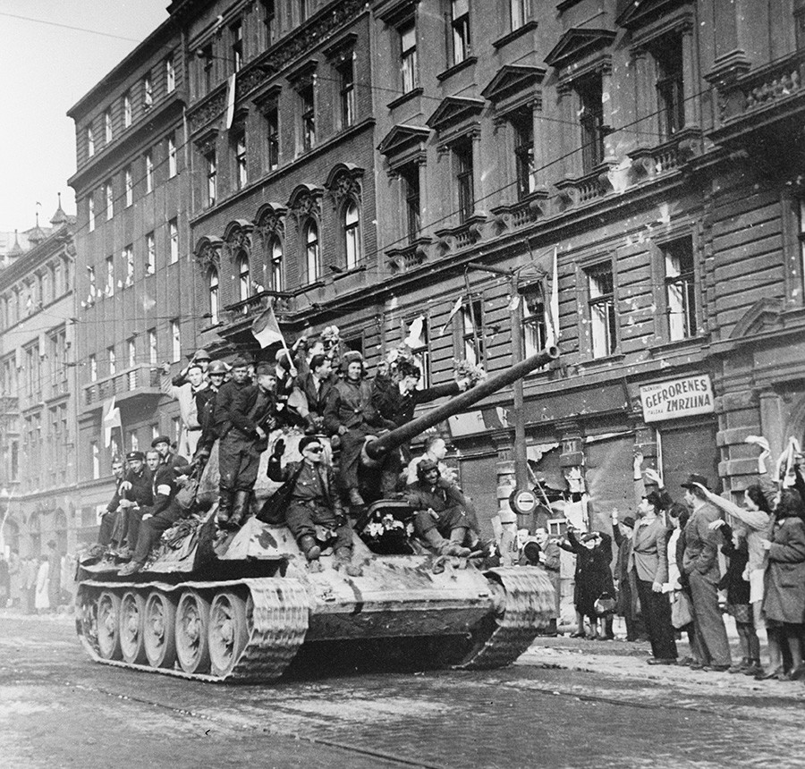 Einheimische begrüßen sowjetische Panzer.