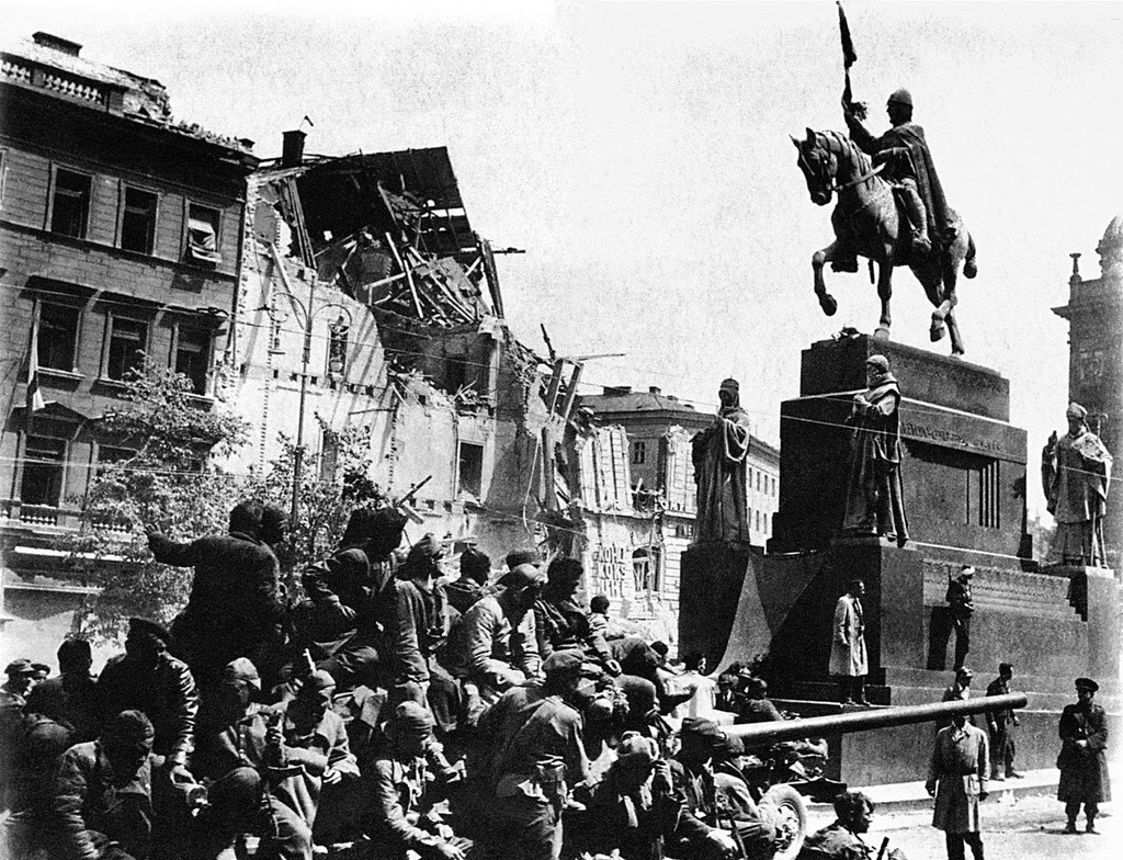 Ein sowjetischer Panzer mit sowjetischen Soldaten, die den Wenzelsplatz in Prag passieren.