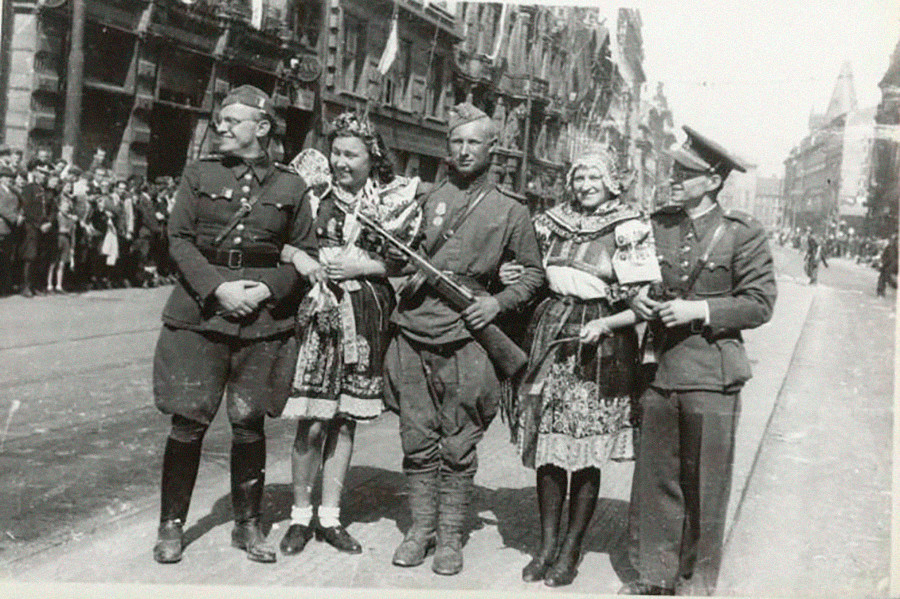 Lokale Frauen und sowjetische Soldaten posieren.
