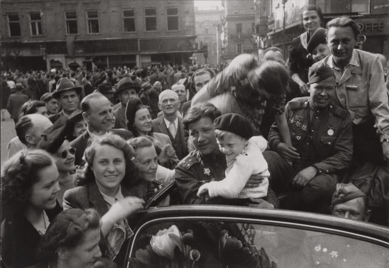 Prager Bürger und sowjetische Soldaten feiern den Sieg.