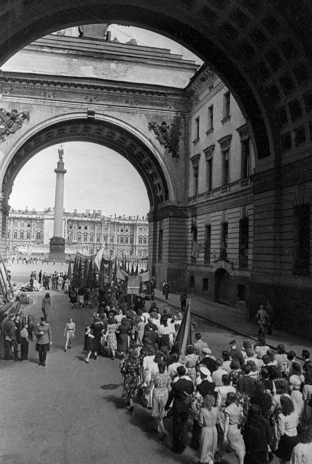 Colonne de manifestants sous l'arc du Palais de l'État-Major de Leningrad