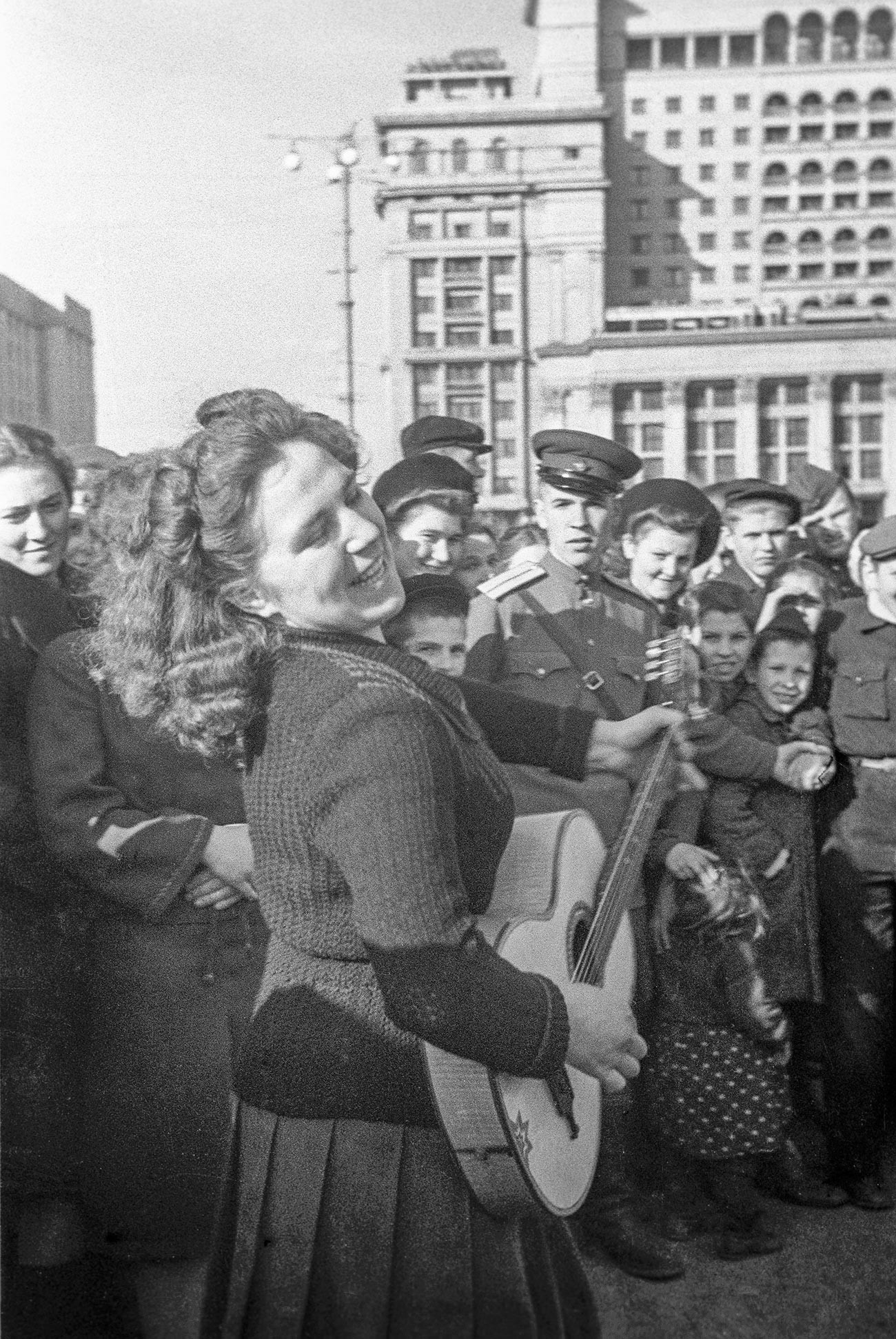 Moscou, 9 mai 1945. Résidents de la ville sur la place du Manège lors de la célébration de la victoire de l'Union soviétique sur l'Allemagne dans la Grande guerre patriotique