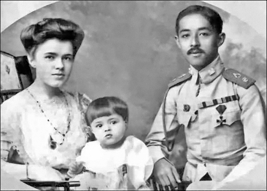 O príncipe Chakrabongse, sua mulher, Ekaterina, E o filho deles, Chula.

