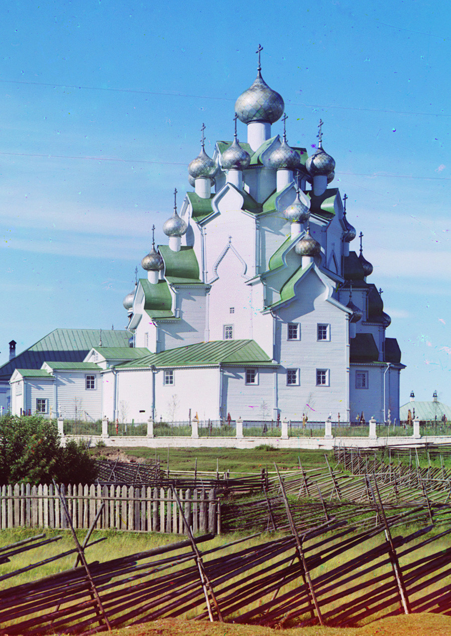 Village d’Ankhimovo sur la Vytegra. Église de l’Intercession avec son bardage du XIXe siècle. Vue sud-ouest